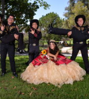 Bailando entre Elegancia y Diversiòn: La sesiòn de la quinceañera con sus chambelanes